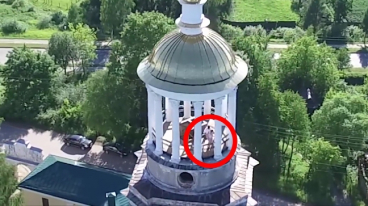 Doi tineri din Rusia, filmați cum fac SEX în clopotnița unei biserici