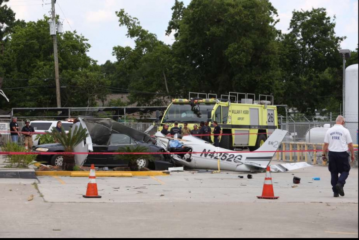 Avion prăbușit lângă aeroport. Trei persoane au murit