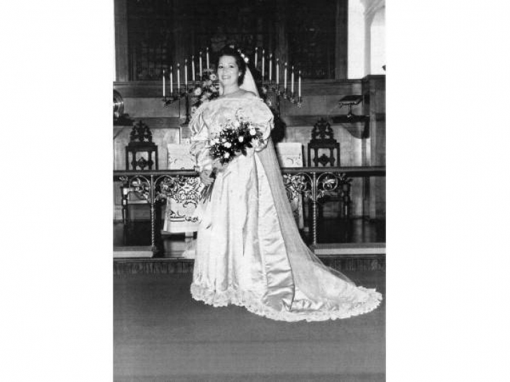 Mireasa a îmbrăcat o rochie veche de 120 de ani. Au mai purtat-o şi alte 10 femei. Cum arată