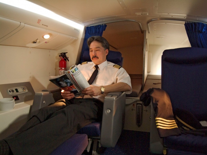 IMAGINI RARE. Ce fac stewardesele în compartimentele secrete ale avionului în timpul zborului