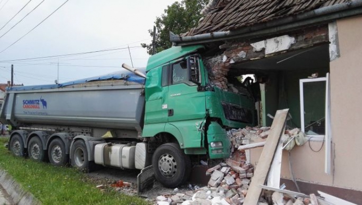 Accident spectaculos în Timiş: a intrat cu camionul în casă!