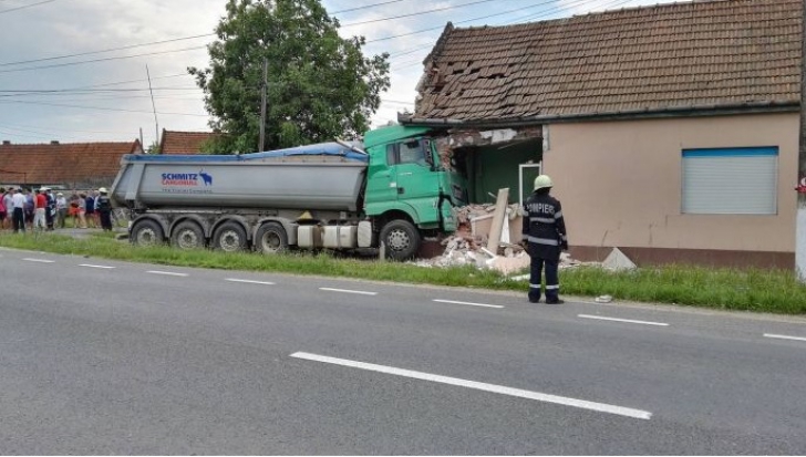 Accident spectaculos în Timiş: a intrat cu camionul în casă!