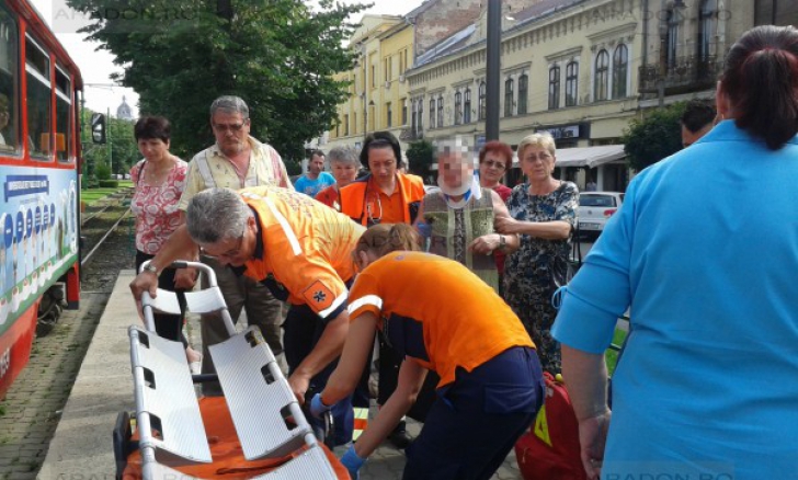 Accident teribil la Arad: femeie târâtă de tramvai mai mulţi metri,după ce şi-a prins mâna între uşi