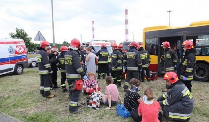 Accident înfiorător! Coliziune violentă între un autobuz şi un tramvai. Peste 20 de victime / Foto: expressilustrowany.pl
