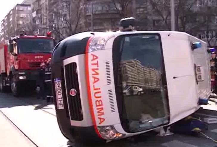 Ambulanţă, implicată într-un accident în Bucureşti. Patru persoane, rănite