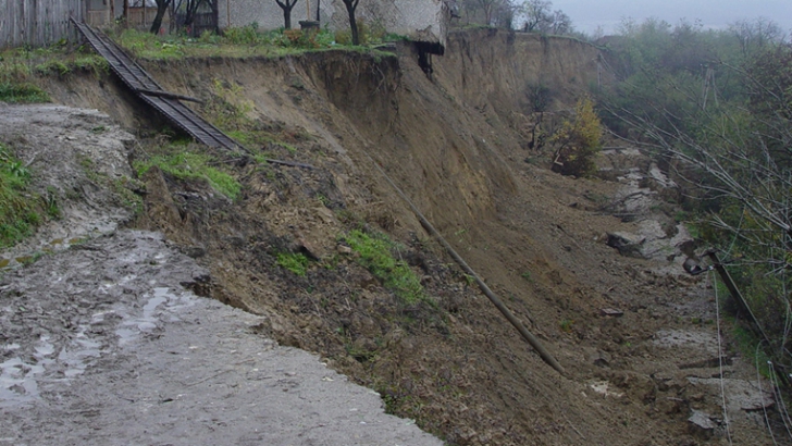Alunecări de teren în Bacău. Localnicii, avertizaţi să plece din casele lor