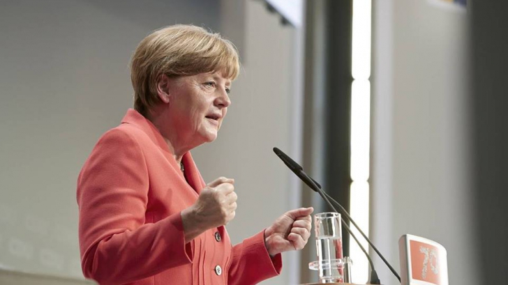 Angela Merkel, nevoită să aplaude în Bundestag o declaraţie de condamnare a lui Erdogan 