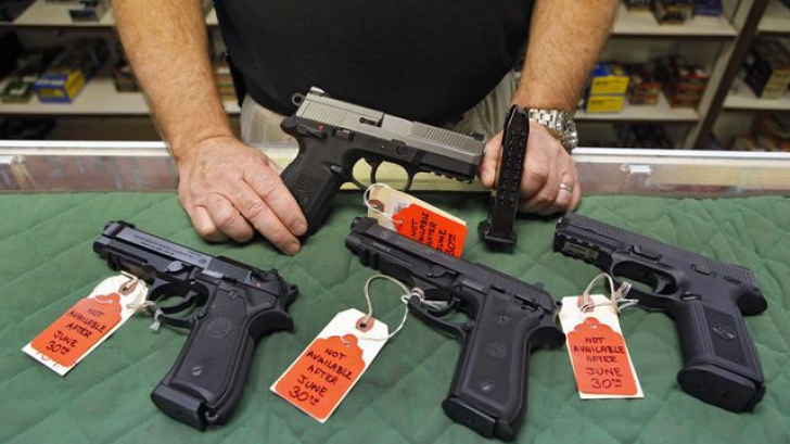 Statistică îngrijorătoare: 9 din 10 suspecţi de terorism au putut să cumpere arme legal