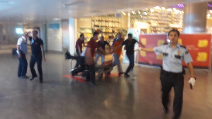 EXPLOZII şi focuri de armă pe Aeroportul ATATURK, din Istanbul. Cel puţin 28 de morţi, 60 de răniţi