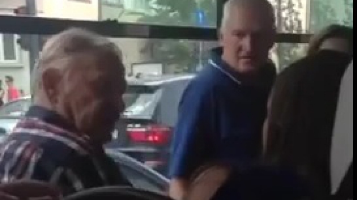 Scenă incredibilă în autobuz: un pensionar a agresat o tânără, deranjat că aceasta vorbea la telefon