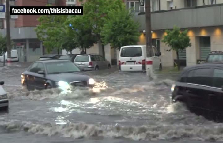 Rupere de nori în Bacău: apă de o jumătate de metru pe străzi!