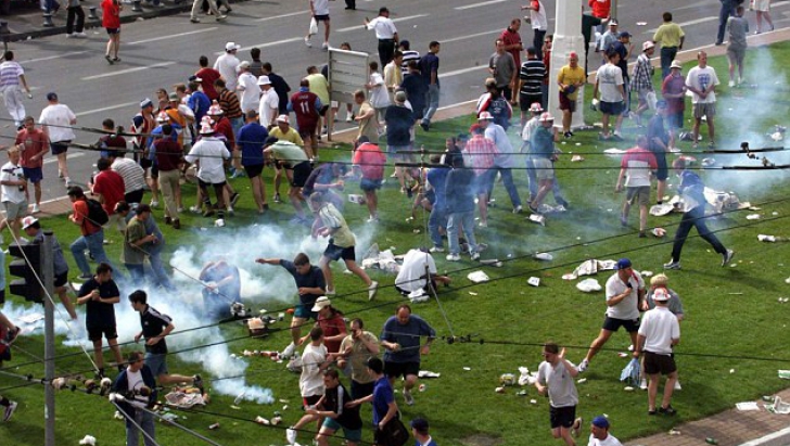 EURO 2016. Beți, fanii englezi au căutat teroriști ISIS și s-au bătut cu localnicii în Marsilia