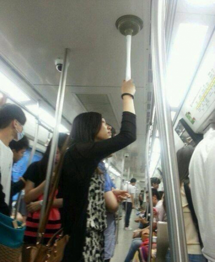 Cum a fost fotografiată o tânără la metrou. Călătorilor nu le-a venit să creadă!