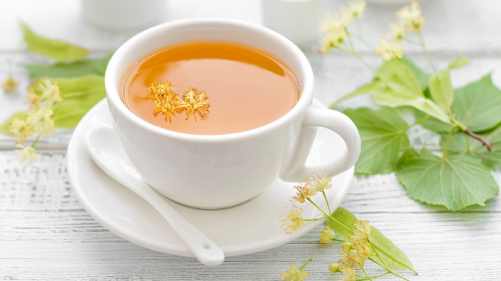A pus bicarbonat într-o cană cu ceai din flori de tei. Efectele, incredibile!