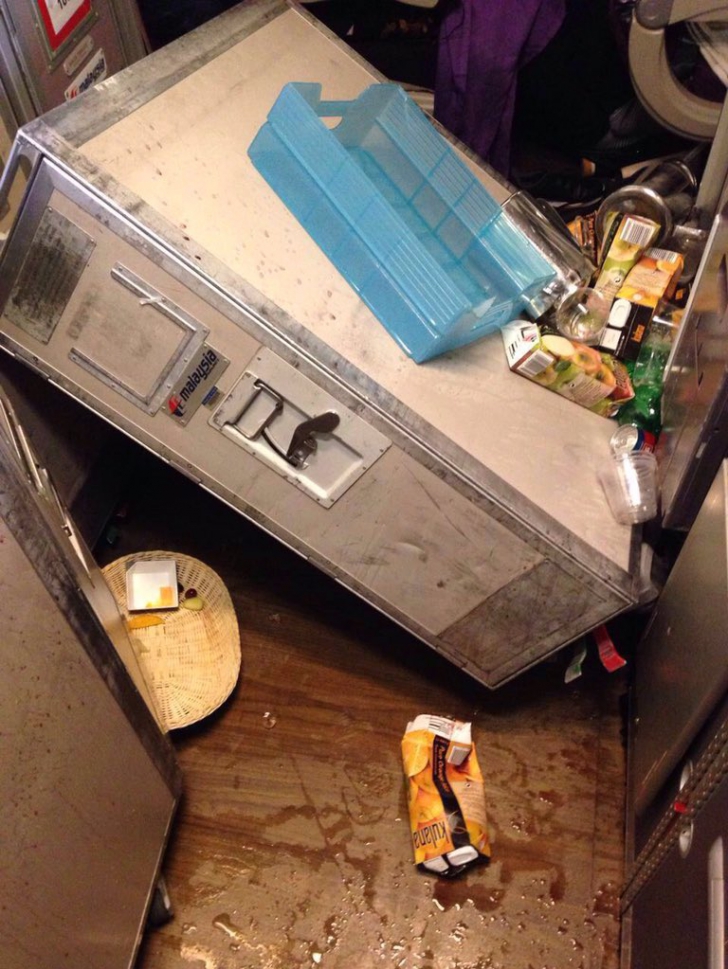 Cum arată interiorul avionului după turbulenţe