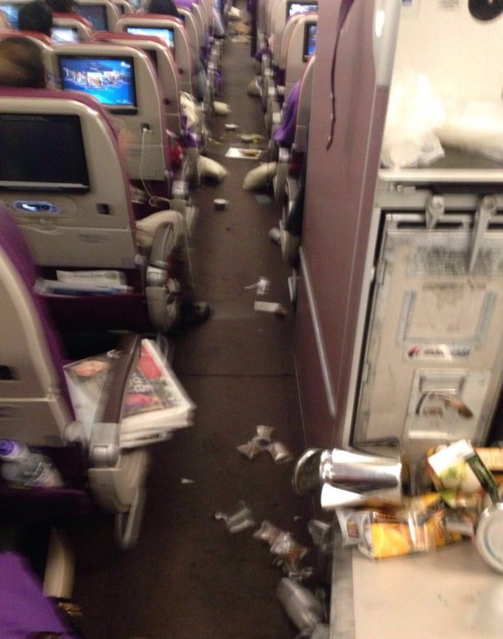 Un avion Malaysia Airlines, la un pas de o nouă tragedie. 34 de pasageri, răniţi 