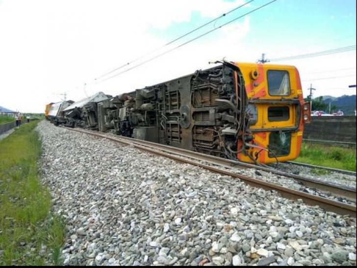 Tren de călători deraiat. Cel puțin trei vagoane au sărit de pe șine: zeci de răniți
