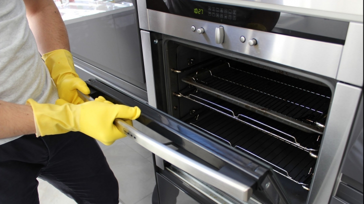 Cum să cureți cuptorul fără efort, cu un singur produs ieftin