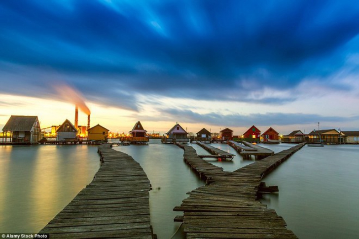 Uitaţi de Maldive: acesta este uimitorul sat plutitor aflat la doi paşi de România 