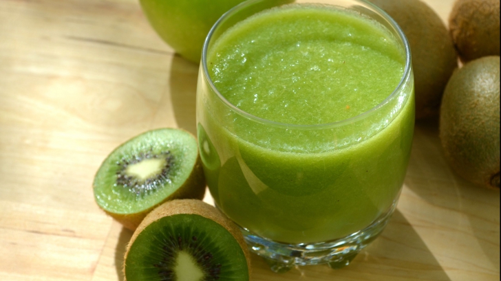 Beneficii neștiute ale sucului de kiwi. Ce boli vindecă
