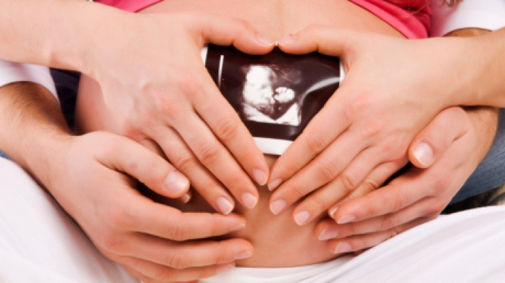 O gravidă a descoperit ceva inedit la ecografie. Ce se afla lângă bebelușul său este incredibil