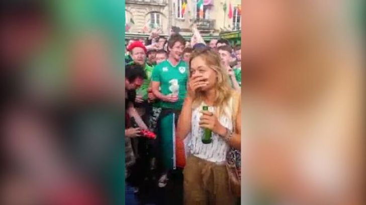 EURO 2016. Video incredibil: ce se întâmplă când suporterii irlandezi au întâlnit o fată singură