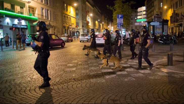 EURO 2016. Poliţia franceză a reţinut 40 de huligani ruşi la Nisa