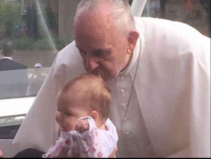 Ce s-a întâmplat cu acest bebeluș, după ce Papa l-a sărutat pe cap. Medicii nu vorbesc despre asta