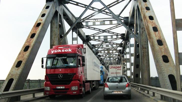 Podul Giurgiu-Ruse este închis pentru teste de rezistenţă 