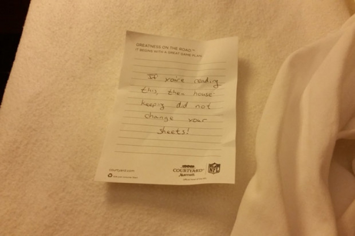 S-a cazat la hotel și s-a urcat în pat. Sub cearșaf a găsit un bilet cu conținut șocant