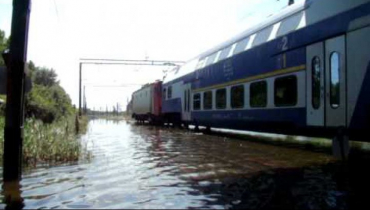 Inundațiile au afectat și transportul feroviar. Circulația mai multor trenuri a fost întreruptă