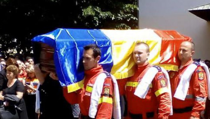 Elicopter prăbuşit: salvatorii SMURD, înmormântați cu onoruri militare
