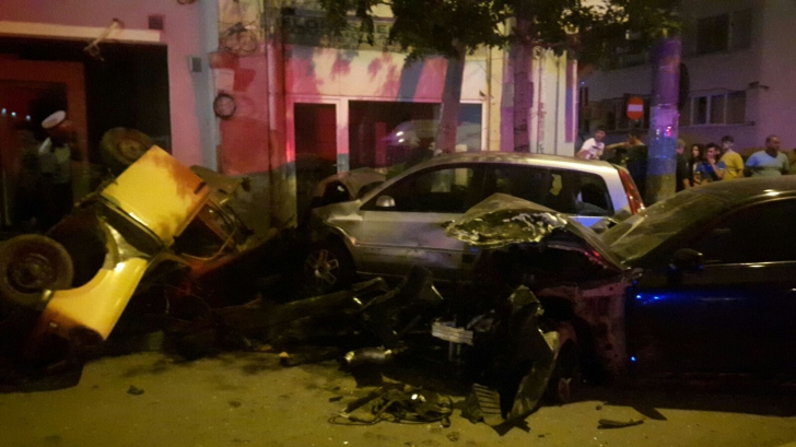 Accident spectaculos în Capitală: 6 mașini implicate, 2 persoane au ajuns la spital! IMAGINI ȘOCANTE
