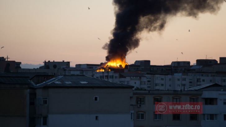 Un bloc de opt etaje din centrul oraşului Bacău, în flăcări. Zeci de persoane evacuate