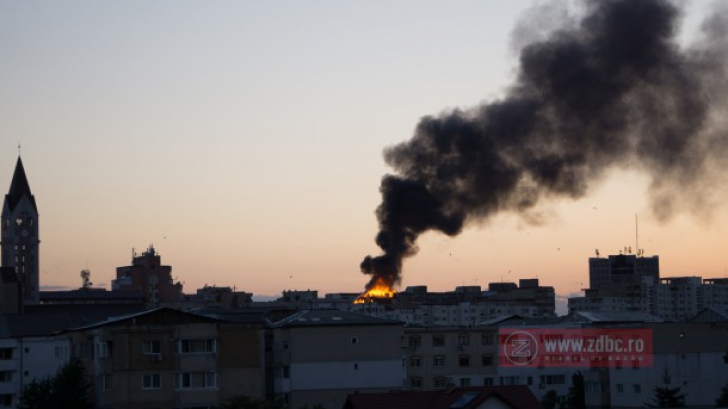 Un bloc de opt etaje din centrul oraşului Bacău, în flăcări. Zeci de persoane evacuate