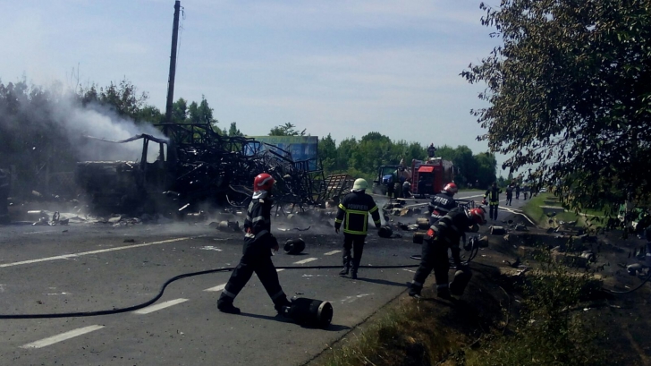 Un camion cu 800 de butelii a luat foc pe DN2. Mai multe explozii s-au auzit la locul incendiului