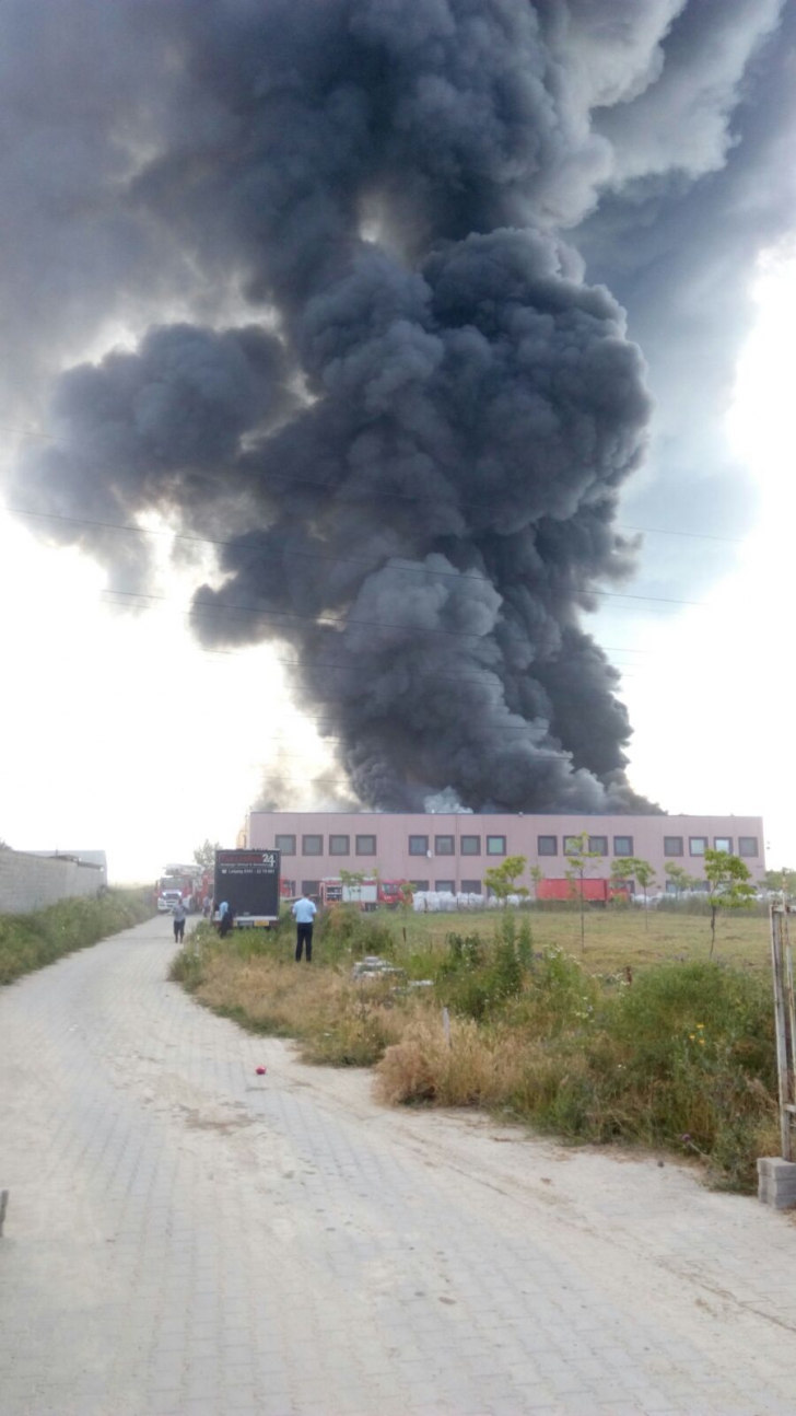 INCENDIU VIOLENT la o fabrică de încălţăminte din Jilava