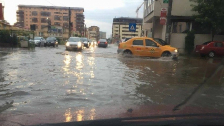 Străzi şi case din Bucureşti, INUNDATE după ploia torenţială de duminică seara