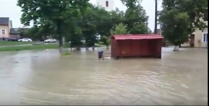 INUNDAŢII ÎN BISTRIŢA ŞI MARAMUREŞ. 50 de oameni evacuați, la Pietriș(Imaginile potopului)
