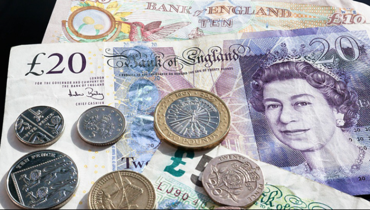 Lira sterlină a scăzut la minimul ultimelor trei săptămâni