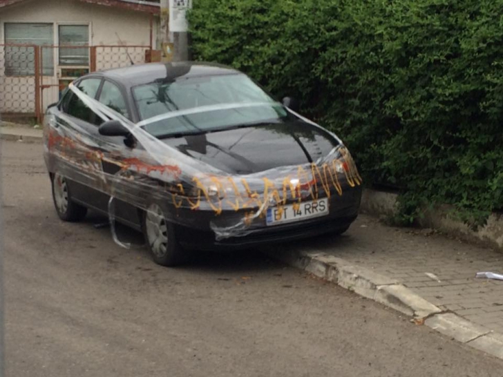 Ce a păţit un şofer din Botoşani, după ce parcat pe trotuar. Maşina, "învelită" în muştar!