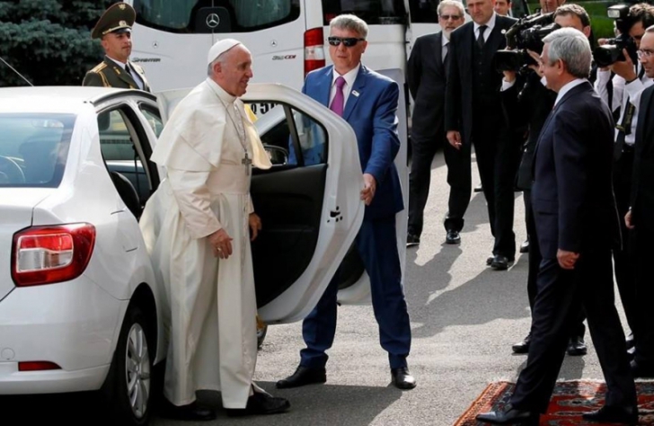 Imaginea zilei: Papa Francisc călătorește cu o mașină Logan