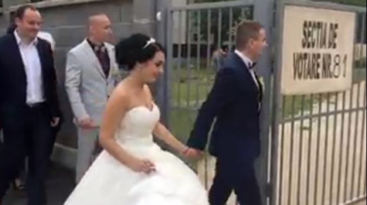 Un cuplu proaspăt căsătorit din Arad a mers la vot direct de la nuntă 