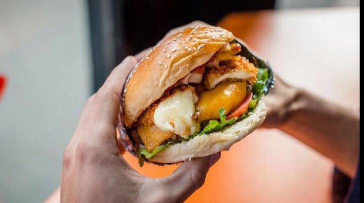 Restaurantul care le oferă clienţilor burgeri gratis pe viaţă. Ce trebuie să facă