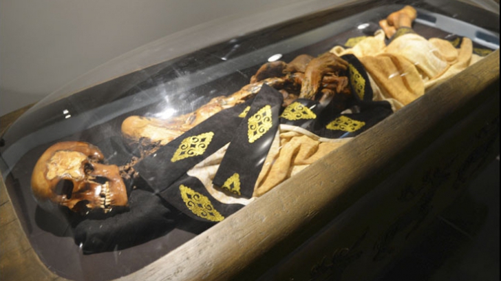 Șoc printre arheologi. Au descoperit o mumie plină de tatuaje, veche de 2.500 de ani