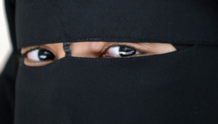 Povestea teribilă a unei românce în Italia: bătută şi forţată să poarte vălul islamic