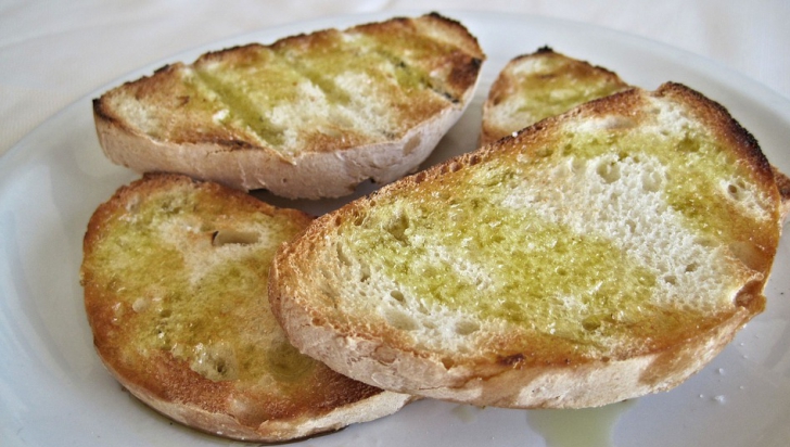 Cea mai bună gustare de weekend: pâine cu usturoi! Gata în 10 minute