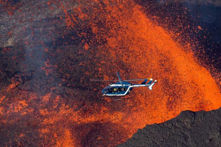 Pilotul s-a apropiat foarte mult de un vulcan activ. Când lava a fost aruncată, elicopterul...