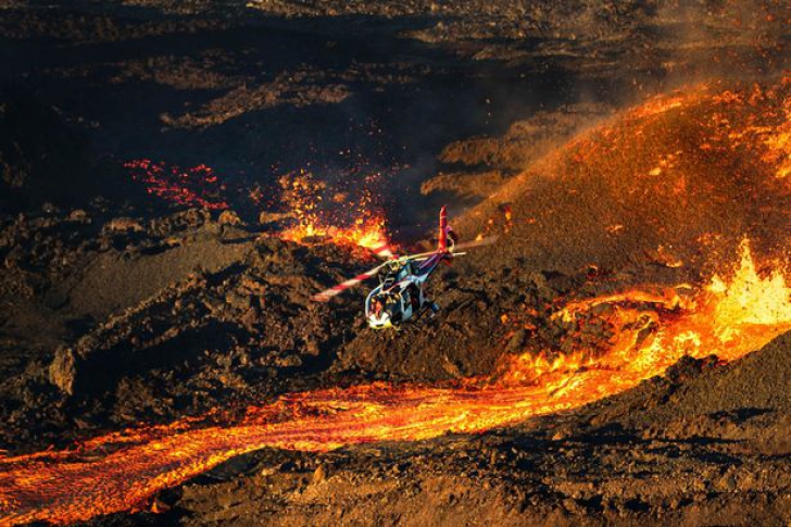 Pilotul s-a apropiat foarte mult de un vulcan activ. Când lava a fost aruncată, elicopterul...