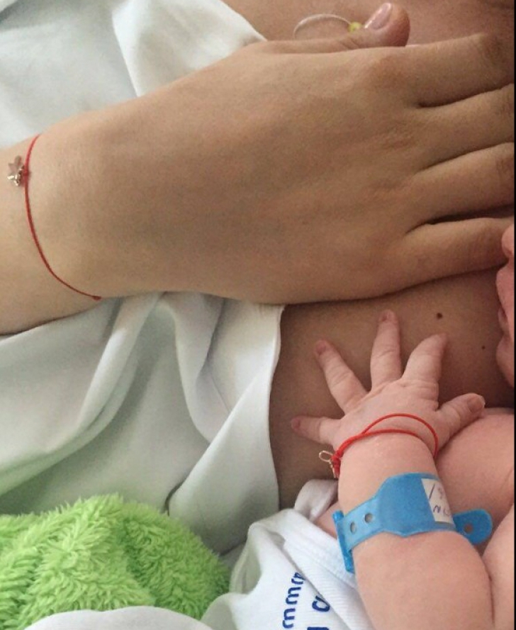 Valentina Pelinel a publicat prima poză cu fiul ei la sân